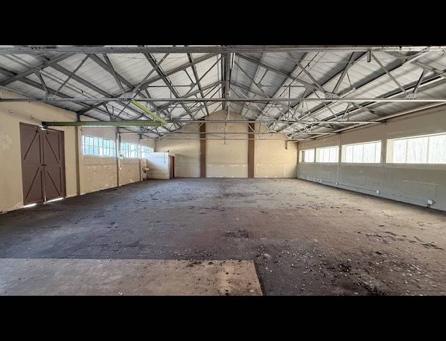 1,100M² WAREHOUSE TO LET IN WINDERMERE